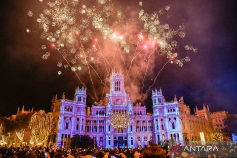 Pertunjukan kembang api di Istana Cibeles meriahkan penyalaan lampu Natal di Madrid