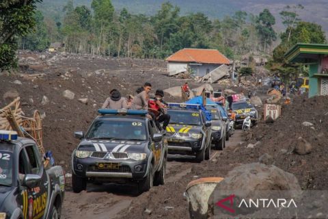 Polda Jatim turunkan 300 personel bantu penanganan bencana erupsi Gunung Semeru