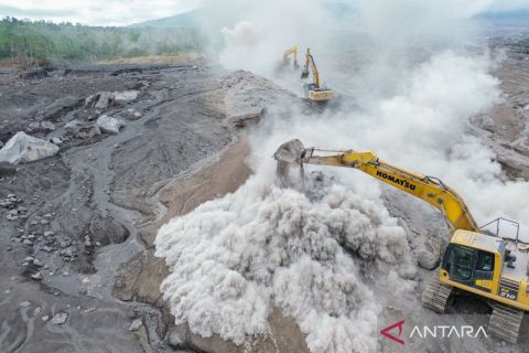 Mitigasi Semeru: petugas gabungan kebut pembangunan tanggul dan sodetan di Supiturang, Lumajang
