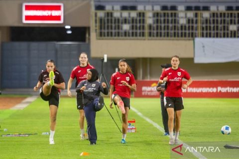 Timnas Putri Indonesia gelar latihan resmi jelang laga kontra Nepal di Maguwoharjo, Sleman