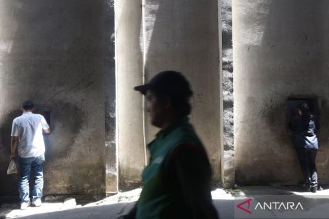 Fenomena unik di Jakarta: lubang tembok jadi jalur alternatif beli makanan di Kemang