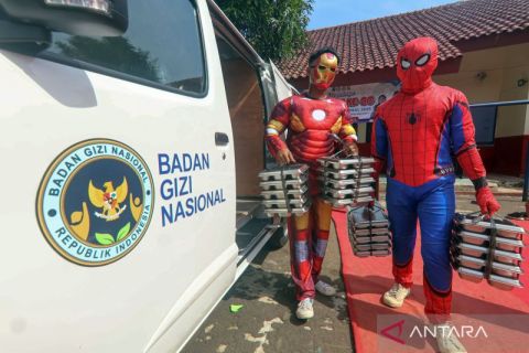 Aksi Spiderman dan Iron Man bagikan MBG di Depok