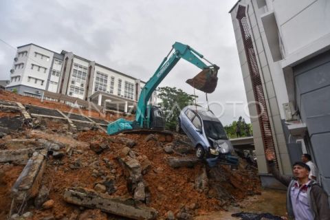 Longsor bangunan kampus UIN Imam Bonjol Padang