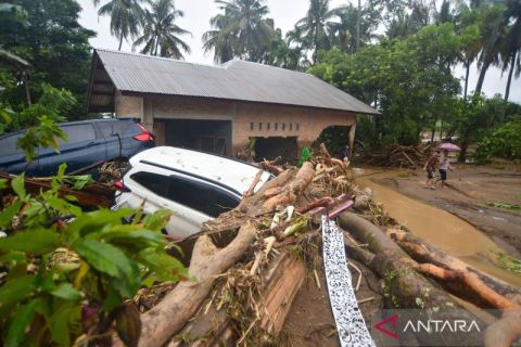 Melihat dahsyatnya banjir bandang di Padang yang menghanyutkan rumah hingga mobil