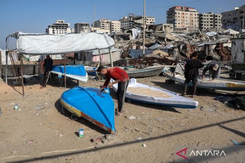 Nelayan Palestina perbaiki kapal yang hancur karena serangan Israel