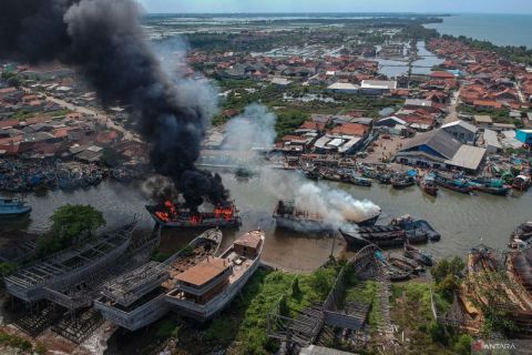 Tiga kapal terbakar di Batang