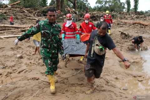 Evakuasi korban banjir bandang di Tapanuli Selatan