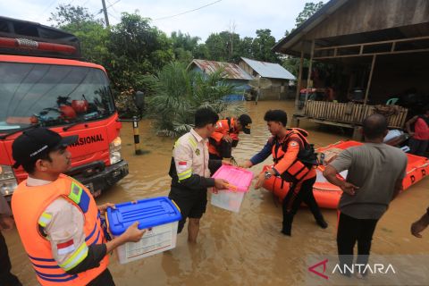 Bantuan logistik untuk korban banjir di Aceh