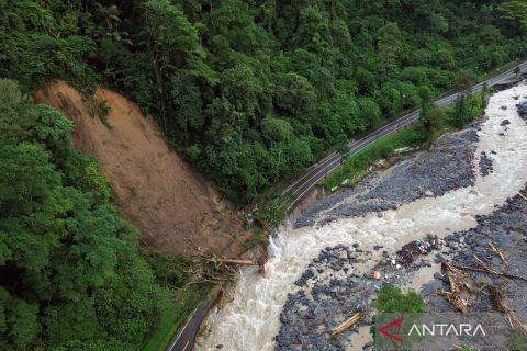 Jalan Padang-Bukittinggi putus total akibat banjir dan longsor