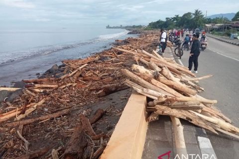 Sampah kayu gelondongan pascabanjir bandang Padang