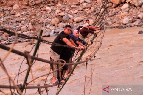 Jembatan putus akibat banjir, warga terpaksa menyeberangi jembatan darurat di Nagan Raya, Aceh