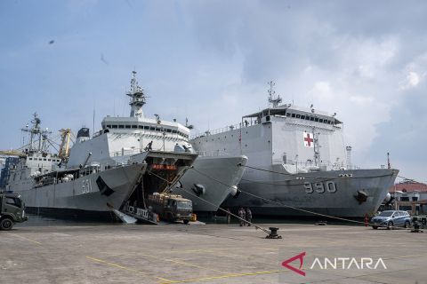 TNI kerahkan lima KRI untuk salurkan bantuan bencana banjir bandang di Sumatera