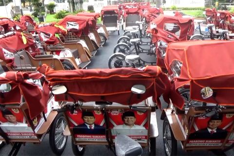 100 tukang becak lansia Jombang terima armada listrik bantuan Presiden
