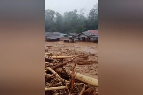 BNPB fokus buka akses terputus akibat tanah longsor di Sumut