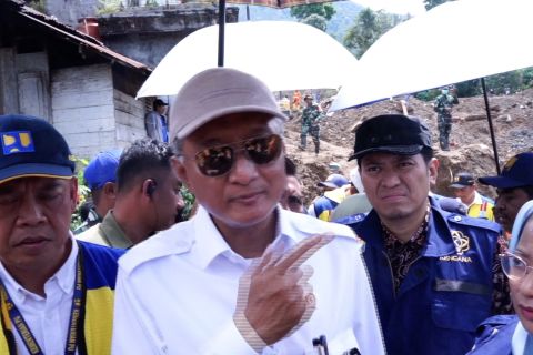 Menteri PU tinjau longsor, percepat penyudetan embung cegah longsor