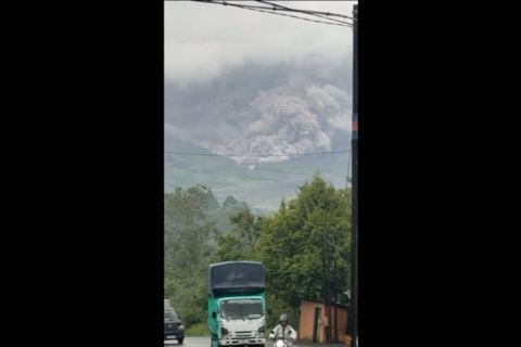 Status gunung Semeru naik jadi level IV awas