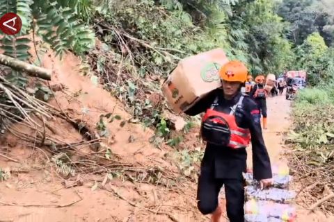 Brimob Polda Sumut terjang longsor demi salurkan bantuan di Taput
