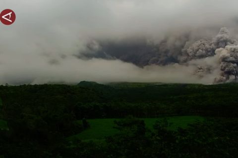 Erupsi Gunung Semeru, warga di aliran lahar mulai selamatkan diri