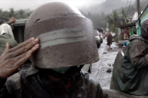 Erupsi Semeru, letusan sekunder picu hujan abu vulkanik di Lumajang