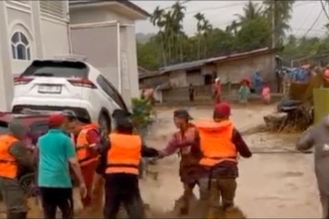 Hingga Kamis malam, 17 korban banjir ditemukan meninggal di Sumbar
