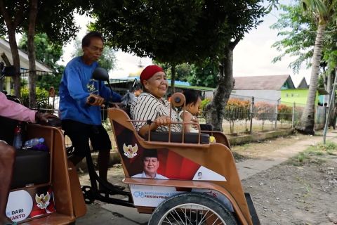 Lansia bisa bekerja lebih nyaman berkat bantuan becak listrik Presiden