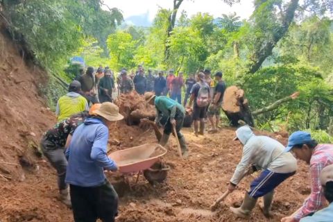 Longsor tutup jalur wisata Madiun, warga bekerja bakti bersihkan jalan