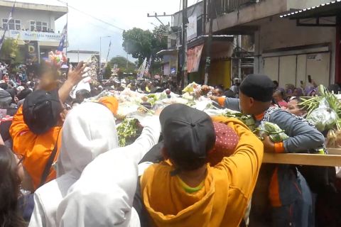 Pedagang pasar Legi Parakan gelar kirab seratus tumpeng