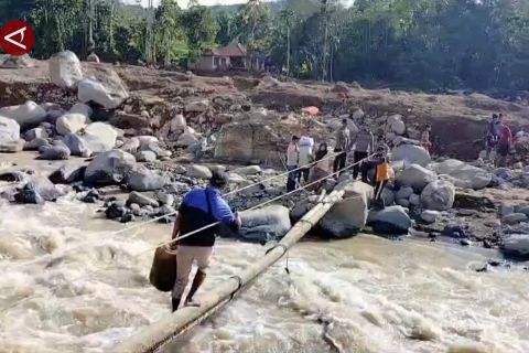 Polda Sumbar dirikan jembatan darurat bantu korban banjir Agam