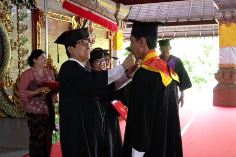Puluhan lansia jadi wisudawan angkatan pertama Sekolah Lansia di Kuta