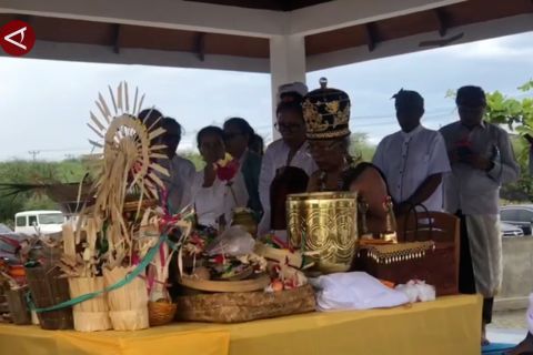 HUT Pura Agung Wana Kertha Jagatnatha, umat Hindu Palu ikuti "Melasti"