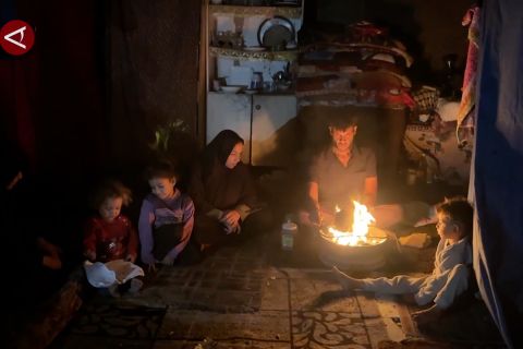 Jaringan listrik hancur, warga Gaza jalani hidup di tengah kegelapan