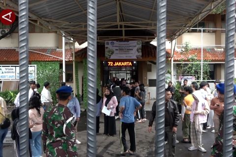 Sehari usai ledakan, siswa SMAN 72 datangi sekolah untuk ambil barang