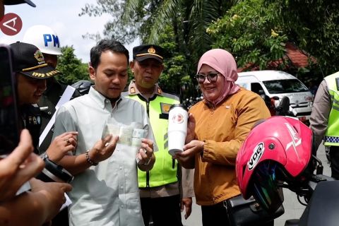 Taat lalu lintas, petugas gabungan berikan tumbler gratis