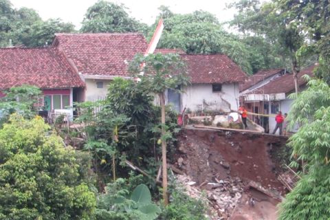 Satu rumah ambruk dan tiga lainnya ambles akibat longsor di Jember