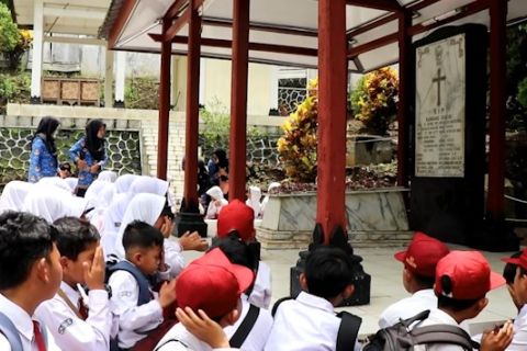 Siswa Temanggung teladani semangat juang pahlawan dengan berziarah