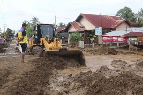 Pasca banjir bandang Aceh, lumpur dibersihkan dengan alat berat