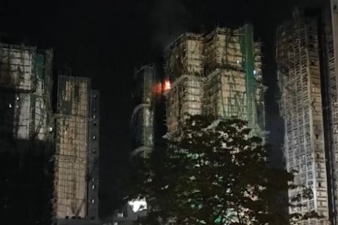 Upaya penyelamatan korban kebakaran apartemen Hong Kong berlanjut