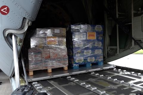 TNI distribusikan 76 ribu ton bantuan dari Posko Lanud Halim