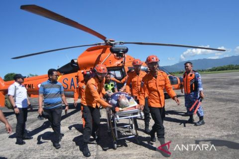 Gunakan helikopter, Basarnas evakuasi warga sakit dari lokasi banjir bandang di Solok