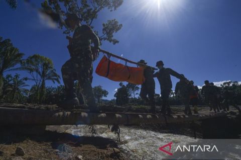 TNI dan Brimob evakuasi korban meninggal akibat banjir bandang di Agam Sumbar