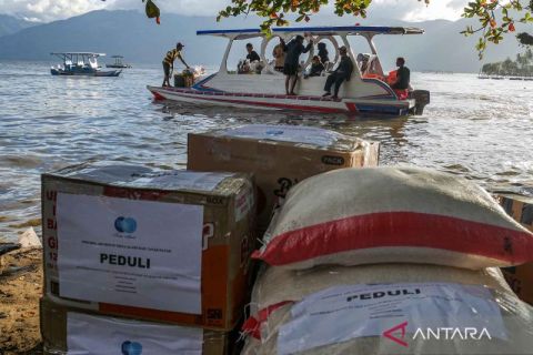 Terkendala akses jalan terputus akibat banjir, relawan distribusikan bantuan lewat Danau Singkarak
