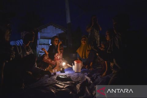 Pengungsi korban banjir bandang Agam bertahan di tenda darurat