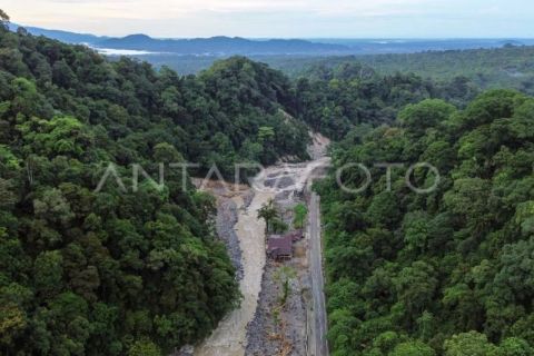 Jalan Padang-Bukittinggi putus total akibat banjir dan longsor