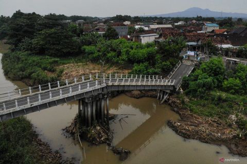 Jembatan Kedungdowo di Nganjuk ambruk