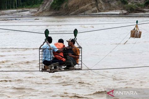 Jembatan Juli putus pascabanjir, warga terpaksa gunakan kabel baja seberangi sungai di Aceh