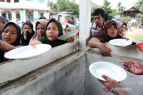 Warga terdampak bencana di Aceh mengantre makanan di dapur darurat
