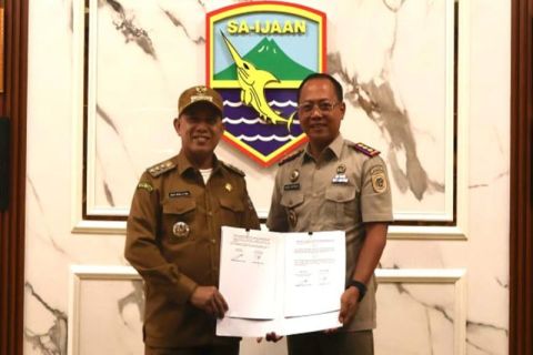 Regent hands over operational car to support Kotabaru Land Office