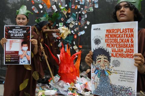 Aktivis serukan bahaya membakar sampah plastik