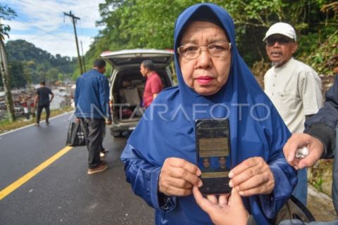 Mencari keluarga yang hilang akibat banjir bandang