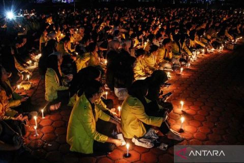 Mahasiswa Universitas Palangkaraya doa bersama untuk korban banjir di Sumatera
